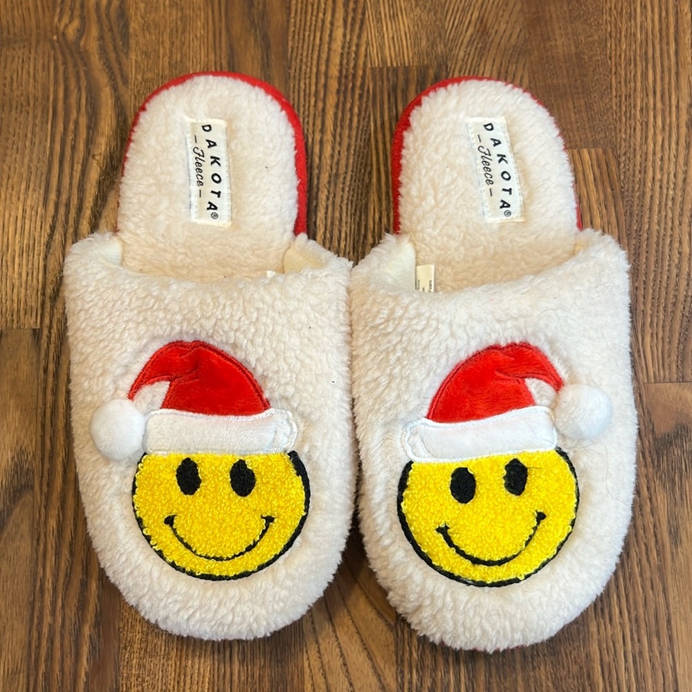 New Kids slippers, size medium 1/2